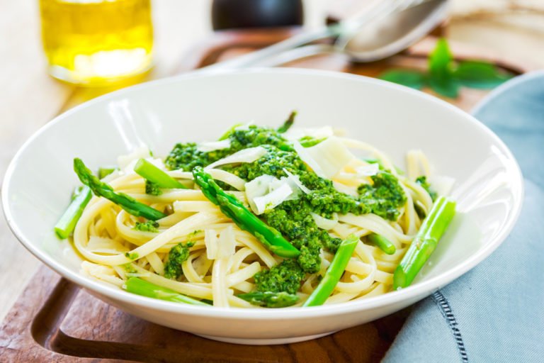 spaghetti con pesto di asparagi light ferrara magrella